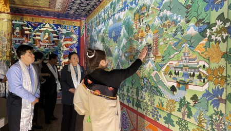 參觀(guān)奇正藏藥文化展廳